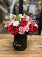 Caja redonda mix rojo y rosado + Ferrero Rocher Caja redonda mix rojo y rosado + Ferrero Rocher