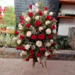 Arreglo Condolencias Rosas en Atril (Elige color) Corona de Flores Arreglo Condolencias Rosas en Atril (Elige color) Corona de Flores